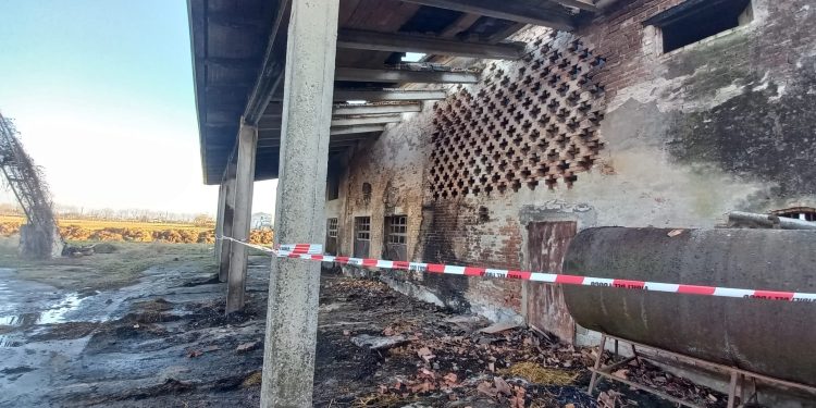 A fuoco una barchessa a San Benedetto: forse un bivacco improvvisato la causa