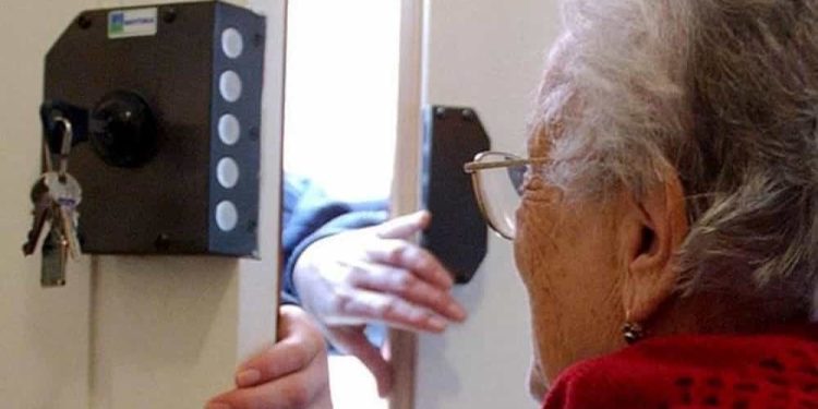 Finto tecnico del gas tenta di raggirare un’anziana. Ma stavolta la vittima non ci casca