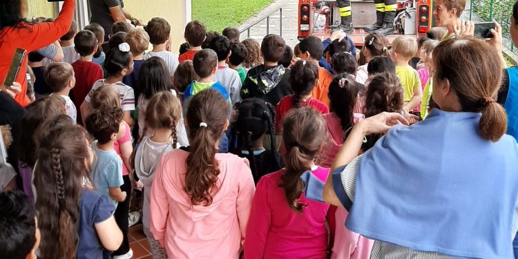 I vigili del fuoco volontari di Piadena e Drizzona in visita all’infanzia di Bozzolo