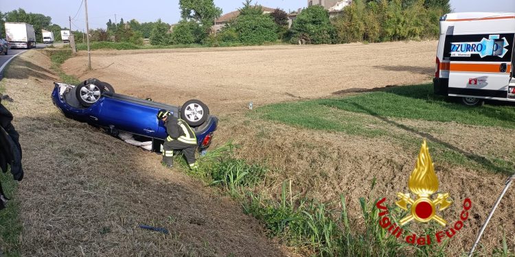 Fuori strada con l’auto, ferita una 27enne di Moglia