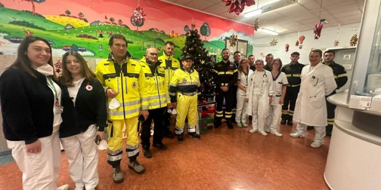 I Vigili del Fuoco portano doni ai bimbi della Pediatria dell’Oglio Po